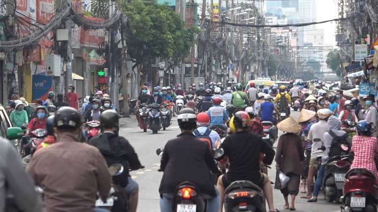 TPHCM tấp nập trở lại trong ngày đầu của trạng thái “bình thường mới” TPHCM tấp nập trở lại trong ngày đầu của trạng thái “bình thường mới”