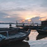 Làng bè nổi Vĩnh Long – nơi người dân đồng bằng sông Cửu Long tần tảo sớm hôm với đủ loại thủy hải sản. Dưới ánh nắng vàng, làng bè đẹp yên bình.