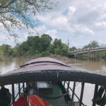 Nhóm lên thuyền nhỏ để khảo sát trước địa hình luồng lạch trước khi xuống SUP.