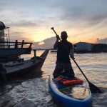 Các tay chèo SUP tận hưởng một ngày chèo thật rực rỡ và thú vị.