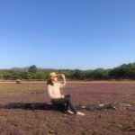 Du khách tạo dáng bên cánh đồng hoa kỳ lân.