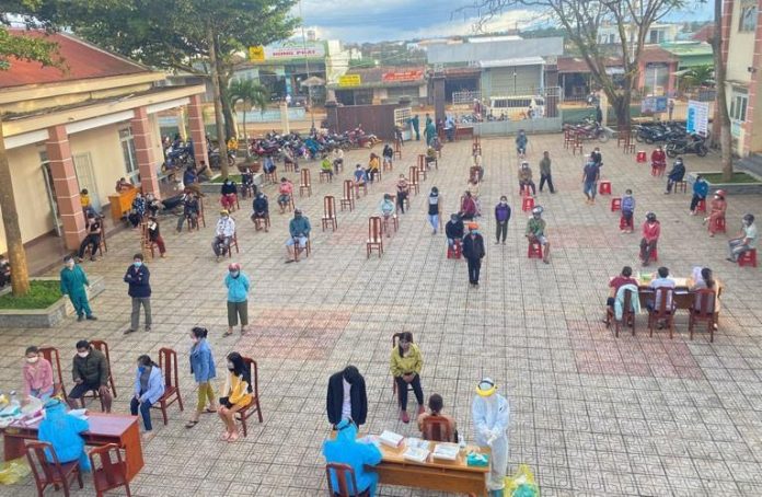 Xét nghiệm Covid-19 cộng đồng tại Lâm Đồng. Ảnh: Thanhnien.vn