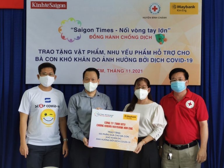 Nối vòng tay lớn: 400 phần quà tiếp tục đến với người dân khó khăn trên nhiều quận huyện