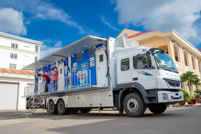 SCB tặng tỉnh Bình Thuận xe xét nghiệm lưu động SCB tặng tỉnh Bình Thuận xe xét nghiệm lưu động