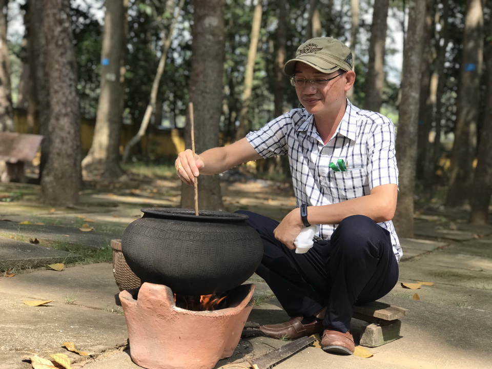 Đến Trà Vinh, thử làm cốm dẹp – món ăn truyền thống của người Khmer