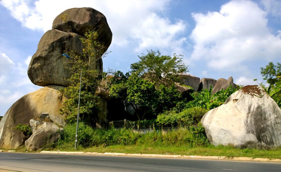Độc đáo danh thắng núi đá Ba Chồng ở Định Quán, Đồng Nai