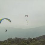 Bay dù lượn ở Đồi Bù, Hà Nội _ Ảnh: Trần Hiếu