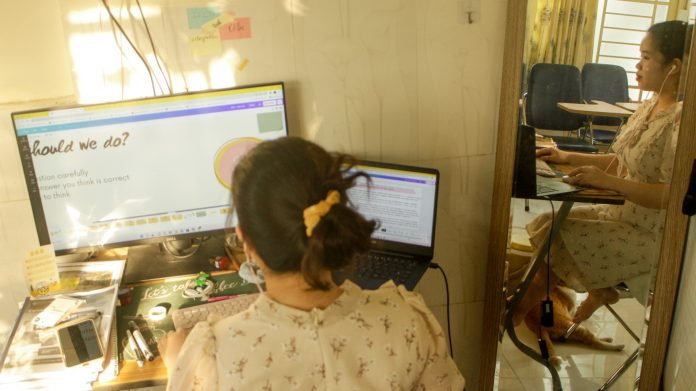 Góc làm việc của cô Phúc từ thời điểm phong tỏa đến nay.