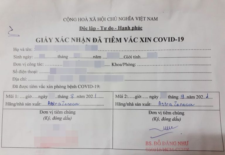 Người Việt đi nước ngoài lúng túng vì giấy xác nhận tiêm chủng không có song ngữ