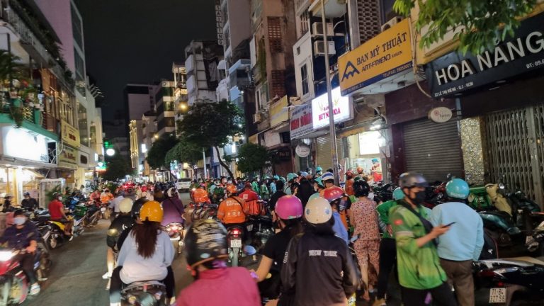 Toàn cảnh lùm xùm “bánh mì ô môi” Huỳnh Hoa