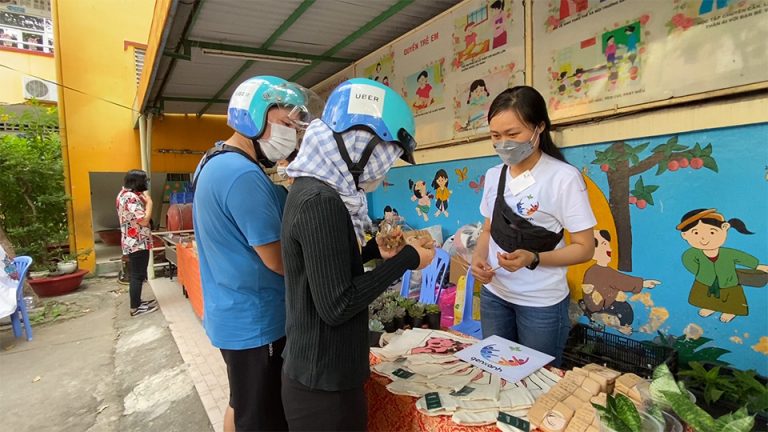 “Dọn nhà sạch – Đón tết an”: đổi rác lấy quà