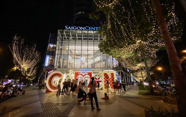 Không khí Giáng sinh giữa mùa Covid tại TPHCM trầm lắng hơn mọi năm