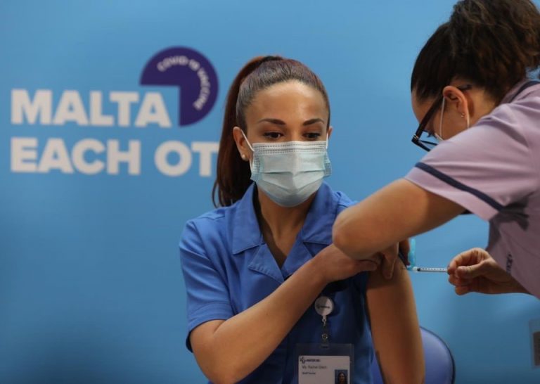 Mũi vắc-xin tăng cường hiệu quả ra sao với Omicron?