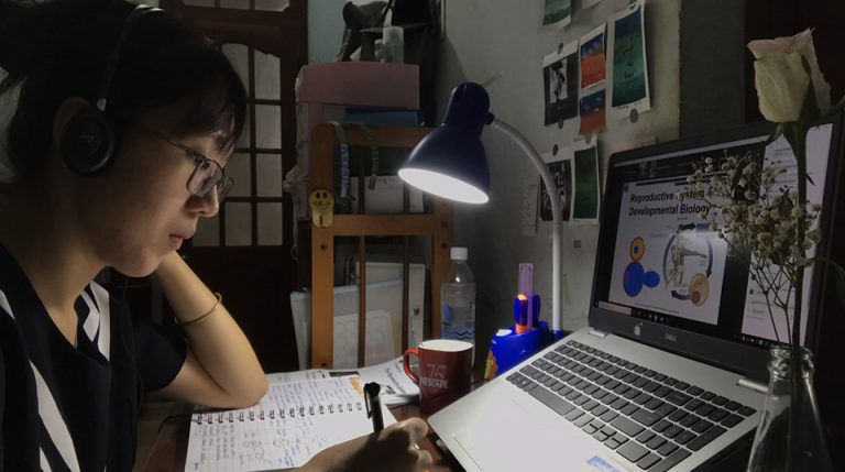 Sinh viên trông ngóng ngày trở lại sau thời gian dài học trực tuyến
