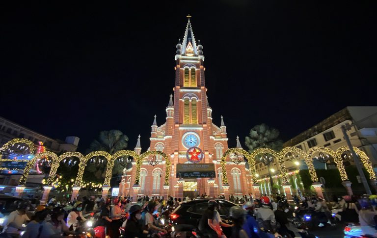 Đêm Giáng sinh màu sắc ở các nhà thờ tại TPHCM