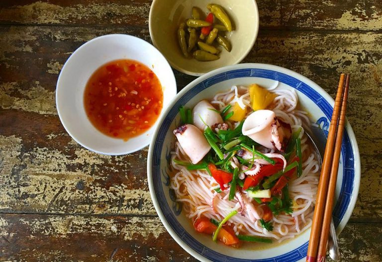 Trưa nay ăn gì: tận hưởng hương vị biển với bún mực đậm đà