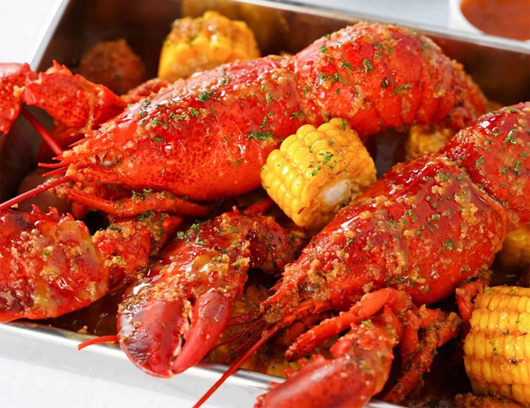 Trưa nay ăn gì: Tôm hùm sốt cajun cay ngọt cho bữa trưa Giáng sinh ấm áp