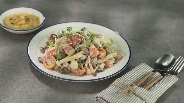 Trưa nay ăn gì: Bữa trưa nhiều dinh dưỡng với salad nấm thủy tiên vừa ngon, vừa lạ