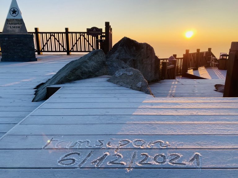 Sương muối tiếp tục phủ trắng đỉnh Fansipan Sương muối tiếp tục phủ trắng đỉnh Fansipan