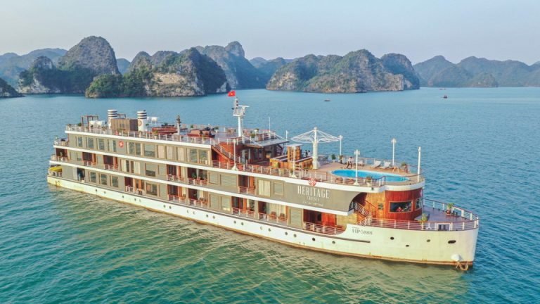 Du thuyền trên vịnh đã kín chỗ các ngày cuối tuần đến sau Tết Nguyên đán