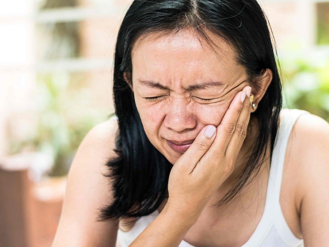 Chuyên gia lưu ý cách xử trí khi gặp tình trạng liệt mặt, méo miệng sau Tết