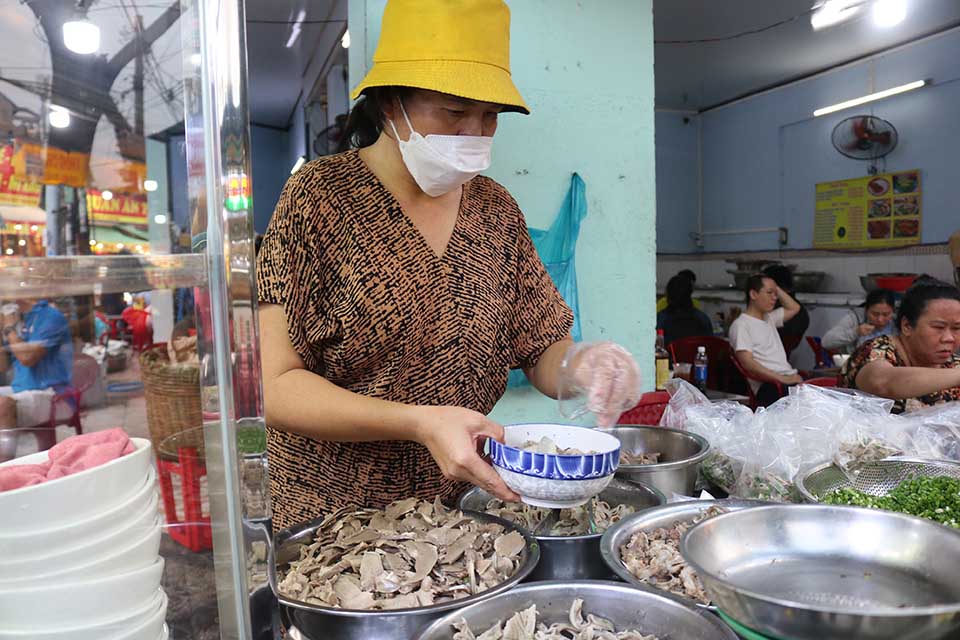 Thử món huyết chưng lạ miệng đắt như tôm tươi ở Sài Gòn