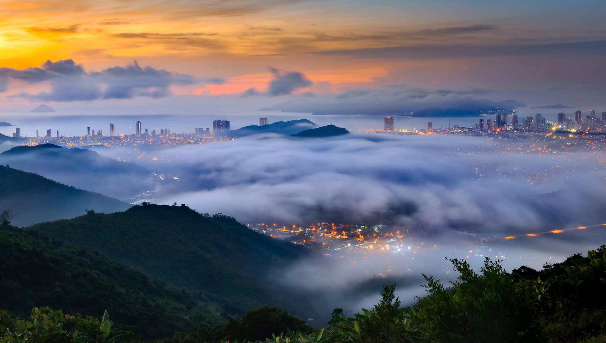 Cùng truyền thống săn mây nổi tiếng từ xưa, Nha Trang vẫn là điểm đến lý tưởng cho những ai muốn tìm kiếm những trải nghiệm độc đáo và tuyệt vời. Với thiên nhiên hùng vĩ, con người thân thiện và dịch vụ chất lượng, bạn sẽ có thể trải nghiệm hành trình săn mây đầy kích thích và những khoảnh khắc đáng nhớ tại Nha Trang.