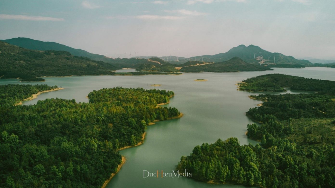 Vẻ đẹp bình yên và hoang sơ của hồ thủy điện Rào Quán. Ảnh: Nguyễn Đức Hiếu