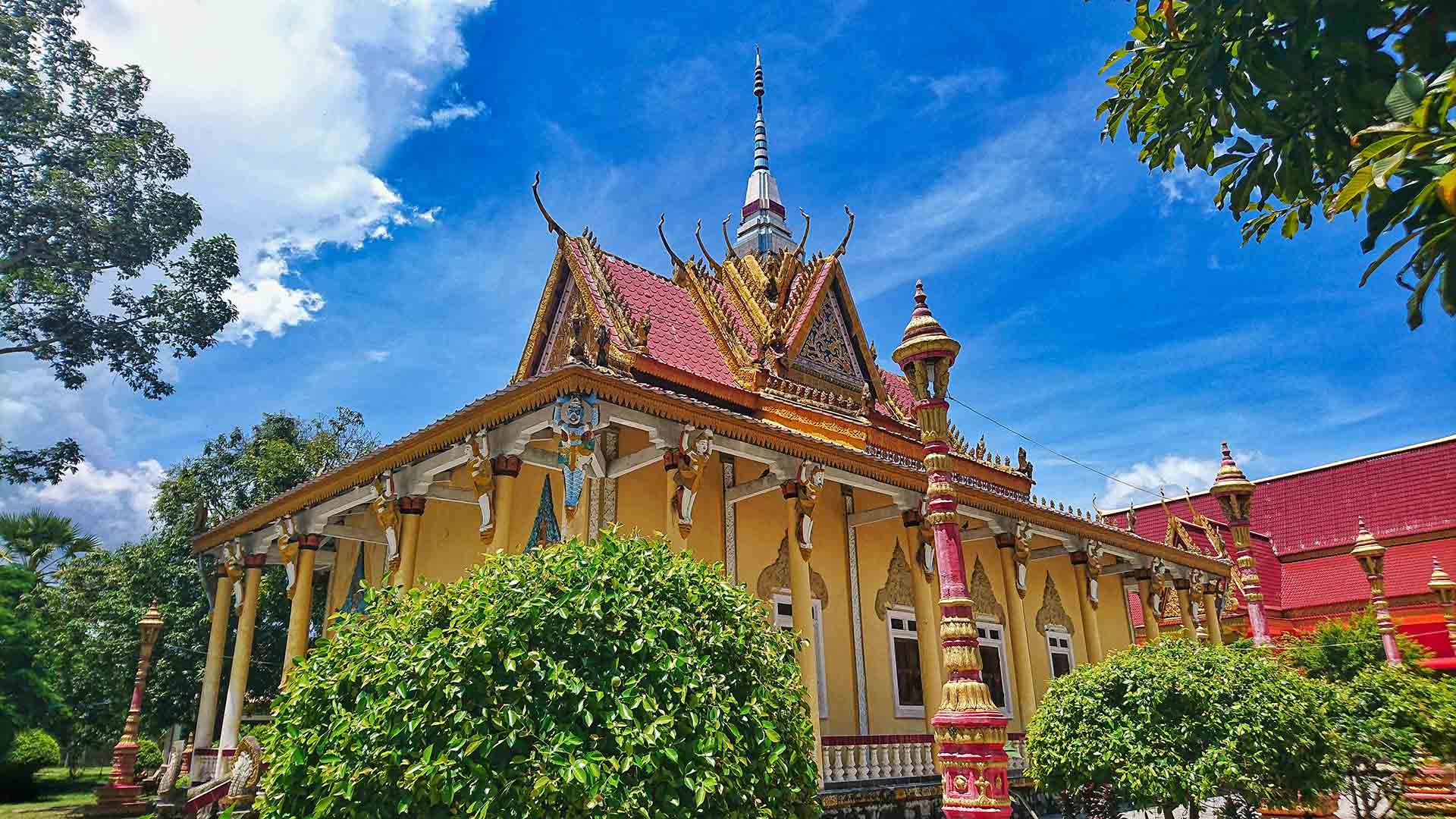 Những mái chùa vàng Khmer đẹp rực rỡ trên đất Tri Tôn