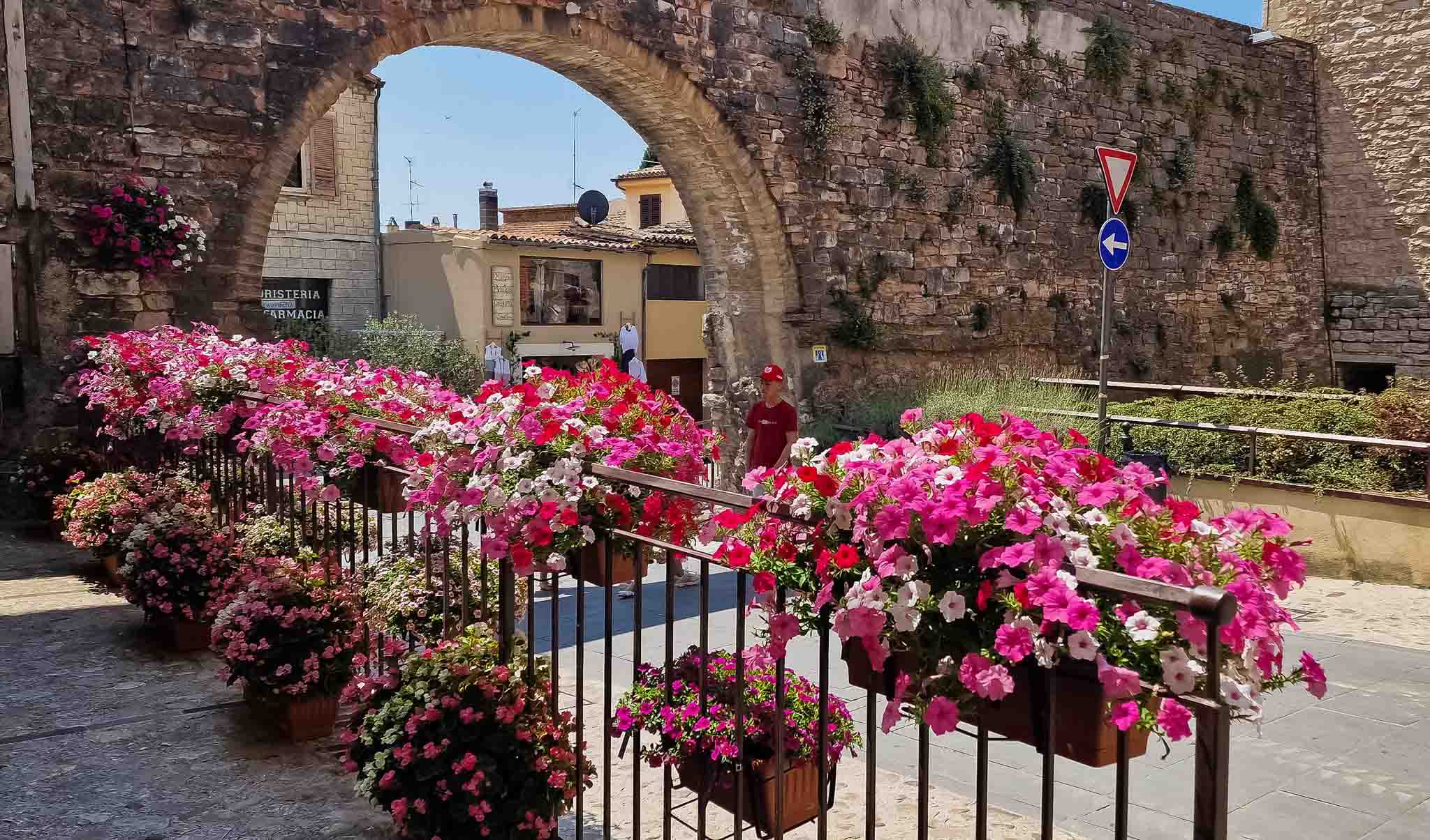 Spello, ‘ngôi làng hoa’ đẹp thơ mộng ở Ý